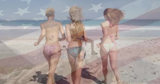 Amerika Bayrağının Animasyonu Heyecanlı Beyaz Kadın Bikinili Kadın Arkadaşlar Okyanusa — Stok video