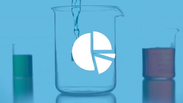 用蓝色背景的液体在实验室烧杯上动画饼图数据处理 全球科学 研究和数据处理概念数字生成视频 — 图库视频影像