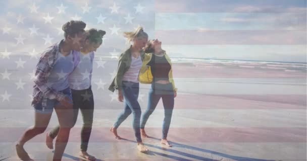 Анімація Прапора Америки Махає Над Різними Друзями Жінками Які Розмовляють — стокове відео