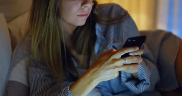 白人女人笑着在家里用智能手机生活方式 闲暇时间 技术和交流概念 — 图库视频影像