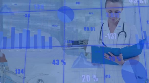 白人女性医師に対するデータ処理のアニメーション グローバル医療 ヘルスケアサービス コンピューティング データ処理のコンセプトをデジタル生成したビデオ — ストック動画