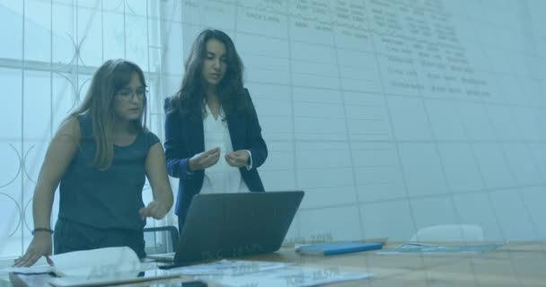 オフィスで議論している2人の多様な女性を超える統計的 株式市場データのアニメーション グローバル経済とビジネスデータ技術コンセプト — ストック動画