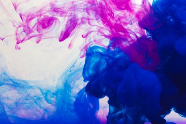 Sudaki mavi ve pembe mürekkep ile beyaz arkaplanda fotokopi alanı kapat. Mürekkep, sıvı, şekil ve renk kavramı.