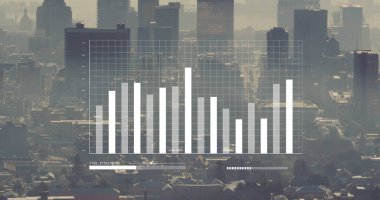 Şehir manzarası üzerinde finansal veri işleme resmi. Küresel iş, finans, ağlar, hesaplama ve veri işleme kavramı dijital olarak oluşturuldu.