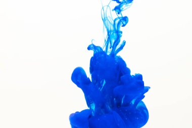 Sudaki mavi mürekkebi kapat ve beyaz arkaplanda kopya alanı olsun. Mürekkep, sıvı, şekil ve renk kavramı.