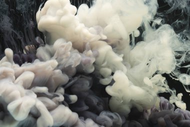 Suda siyah beyaz mürekkep ve siyah arka planda fotokopi alanı. Mürekkep, sıvı, şekil ve renk kavramı.