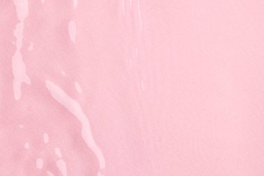 Su dalgalarını ve pembe arka planda fotokopi alanı olan dalgaları kapatın. Su, sıvı ve renk kavramı.