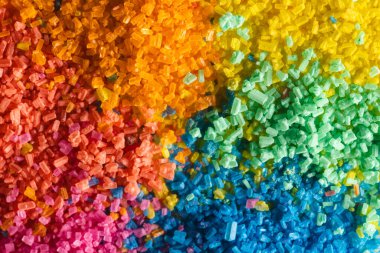 Arka planda çok renkli kum tanelerini kapatın. Kum, doku, hareket, şekil ve renk kavramı.