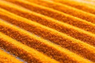 Turuncu kum desenini kapat ve uzay arkaplanını kopyala. Kum, doku, hareket, şekil ve renk kavramı.