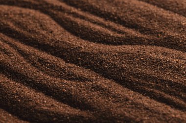 Kahverengi kum ve fotokopi alanı arkaplanının kalıplarını kapat. Kum, doku, hareket, şekil ve renk kavramı.