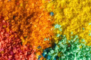 Çok renkli kum tanelerini yakın plan beyaz arka plan. Kum, doku, hareket, şekil ve renk kavramı.