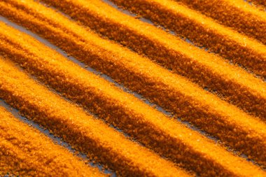 Turuncu kum desenini kapat ve uzay arkaplanını kopyala. Kum, doku, hareket, şekil ve renk kavramı.