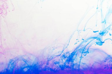 Sudaki mavi ve pembe mürekkep ile beyaz arkaplanda fotokopi alanı kapat. Mürekkep, sıvı, şekil ve renk kavramı.