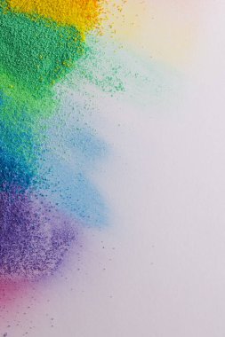 Gökkuşağı renkli kum şeritlerini kapatın ve beyaz arkaplanda kopyalayın. Kum, doku, hareket, şekil ve renk kavramı.