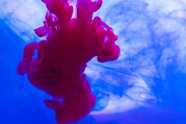 Sudaki mavi ve pembe mürekkebin fotokopi arkaplanını kapatın. Mürekkep, sıvı, şekil ve renk kavramı.