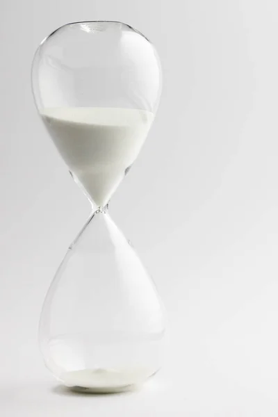 白い砂と時計ガラスのクローズアップと白い背景にスペースをコピー タイムキーピング カラーコンセプト — ストック写真