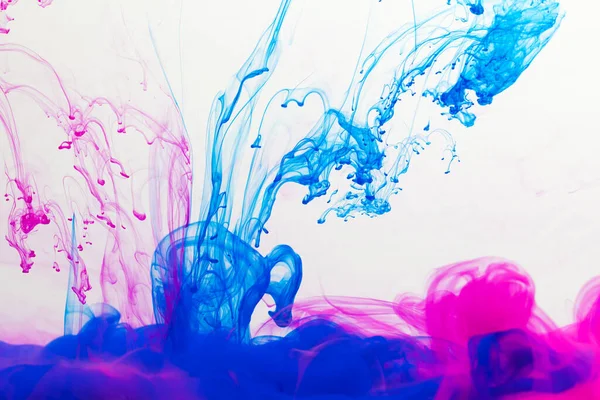 白い背景のコピースペースと水に青とピンクのインクを閉じます インク カラーコンセプト — ストック写真