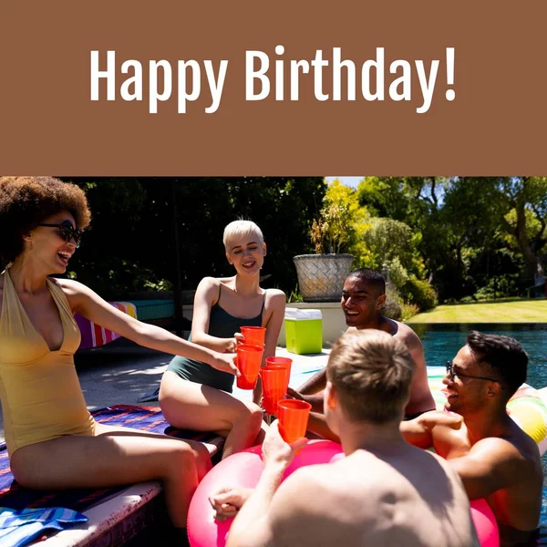 Samenstelling Van Gelukkige Verjaardagstekst Vrolijke Diverse Vrienden Met Drankjes Zwembadfeest — Stockfoto