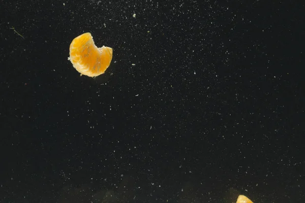 Close Tangerine Segments Falling Water Copy Space Black Background Fruit — Stock Photo, Image