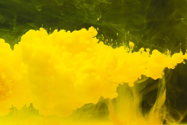 Primer Plano Tinta Amarilla Brillante Agua Con Espacio Copia Sobre — Foto de Stock