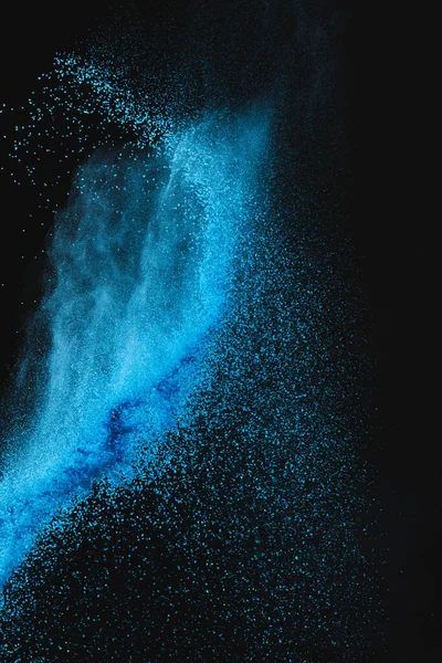 Крупним Планом Синій Пісок Викидається Повітрі Копіює Простір Чорному Тлі — стокове фото