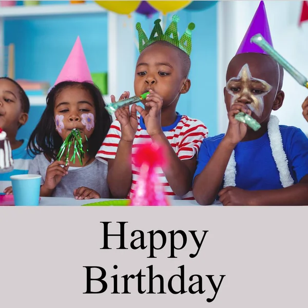 Kompozycja Szczęśliwego Tekstu Urodzinowego Nad Szczęśliwymi Zróżnicowanymi Dziećmi Przyjęciu Urodzinowym — Zdjęcie stockowe