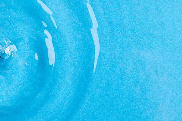 Närbild Vatten Med Vågor Och Ringar Och Kopiera Utrymme Blå — Stockfoto