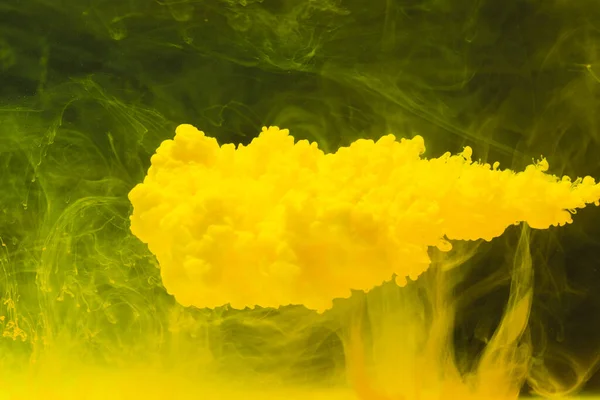Feche Acima Tinta Amarela Brilhante Água Com Espaço Cópia Fundo — Fotografia de Stock