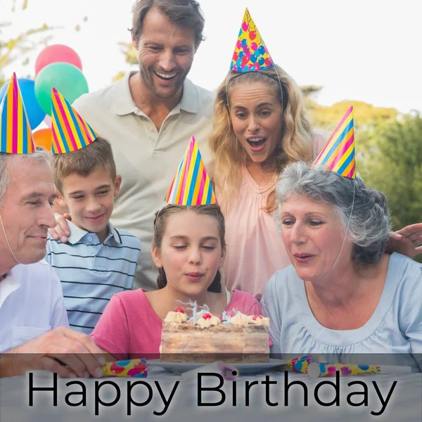 Kompozyt Szczęśliwy Urodzinowy Tekst Nad Szczęśliwy Kaukaski Rodzina Imprezowy Kapelusz — Zdjęcie stockowe