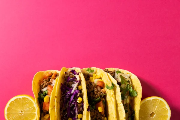 Direct Boven Shot Taco Met Citroenschijfjes Tegen Roze Achtergrond Kopieer — Stockfoto