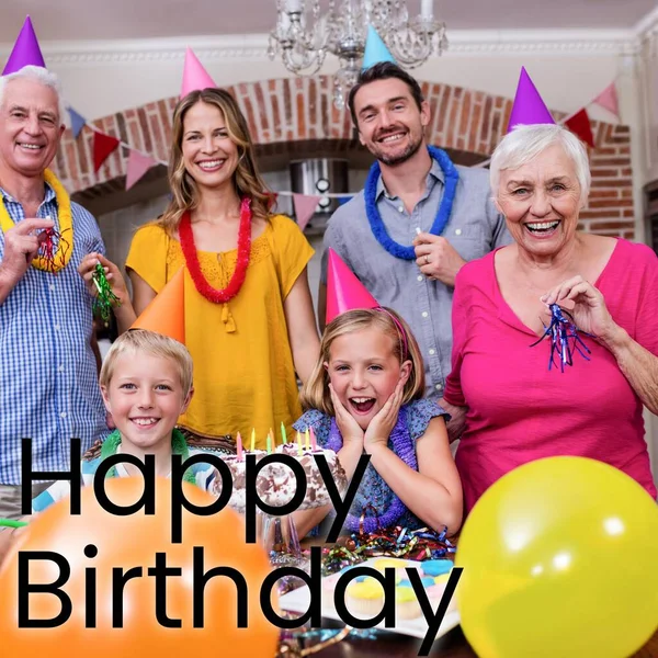 Samenstelling Van Gelukkige Verjaardagssms Jes Gelukkige Blanke Familie Met Feestmutsen — Stockfoto