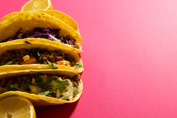 Hoge Hoek Uitzicht Van Taco Met Citroenschijfjes Tegen Roze Achtergrond — Stockfoto