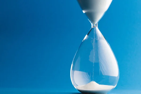 Nærbilde Timeglass Med Hvit Sand Kopieringsplass Blå Bakgrunn Tid Tidtaking – stockfoto