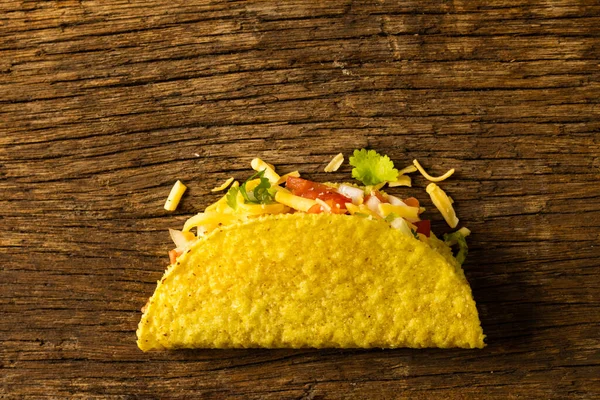 Primer Plano Tacos Rellenos Queso Carne Sobre Una Mesa Madera — Foto de Stock
