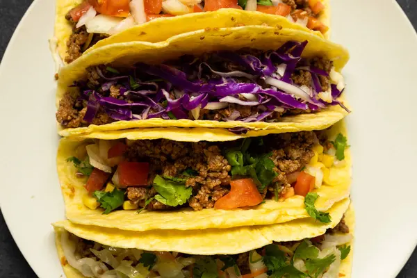 Overhead Close Van Taco Gemaakt Met Vlees Groenten Geserveerd Bord — Stockfoto
