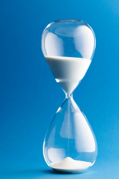 Közelkép Homokóra Fehér Homokkal Másolás Helyet Kék Háttérrel Idő Időbeosztás — Stock Fotó