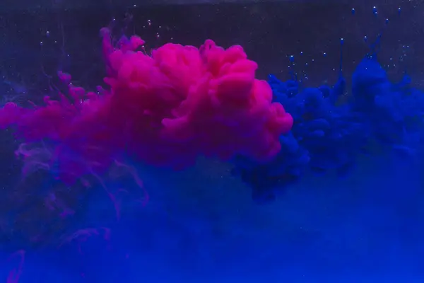 Крупним Планом Яскраво Рожеве Синє Чорнило Воді Копіювальним Простором Чорному — стокове фото
