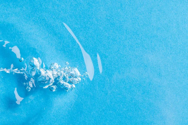 Close Bolhas Ondas Água Ondas Com Espaço Cópia Fundo Azul — Fotografia de Stock