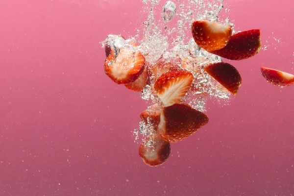 Close Morangos Caindo Água Com Espaço Cópia Fundo Rosa Frutas — Fotografia de Stock