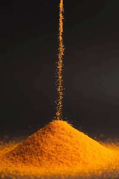 Primo Piano Sabbia Arancione Versando Mucchio Copiare Spazio Sfondo Nero — Foto Stock
