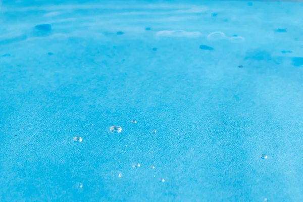 空気泡 水の波 青い背景のコピースペースが付いている閉鎖 カラーコンセプト — ストック写真