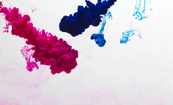 Close Van Blauwe Roze Inkt Water Met Kopieerruimte Witte Achtergrond — Stockfoto