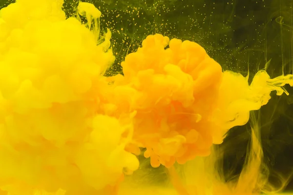 Feche Acima Tinta Amarela Brilhante Água Com Espaço Cópia Fundo — Fotografia de Stock