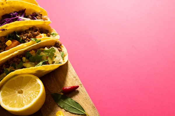 Hoge Hoek Uitzicht Taco Versierd Met Citroenschijfje Rode Chili Blad — Stockfoto