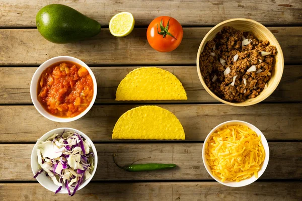아보카도 토마토 양배추 칠리와 토르티야의 테이블 변하지 멕시코 — 스톡 사진