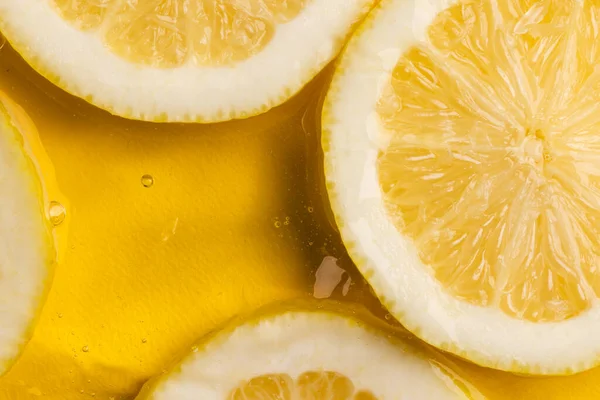 Zitronenscheiben Wasser Mit Kopierraum Auf Gelbem Hintergrund Schließen Obst Veganes — Stockfoto