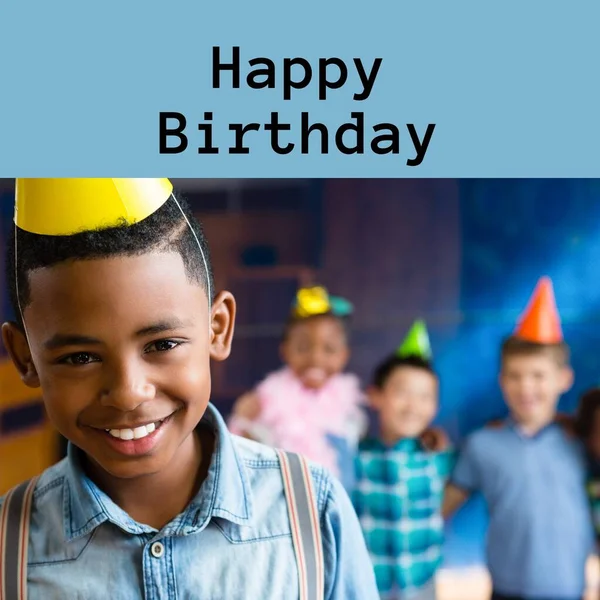 Состав Смс Днем Рождения Над Счастливым Африканским Американским Мальчиком Шляпе — стоковое фото