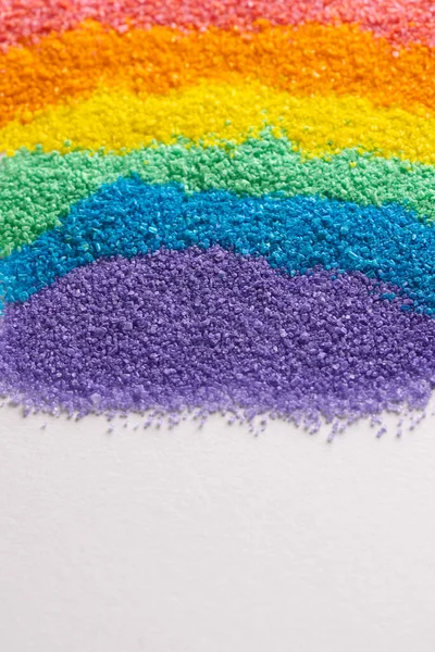 虹色の砂のストライプを閉じ 白い背景にスペースをコピーします サンド テクスチャ ムーブメント カラーコンセプト — ストック写真
