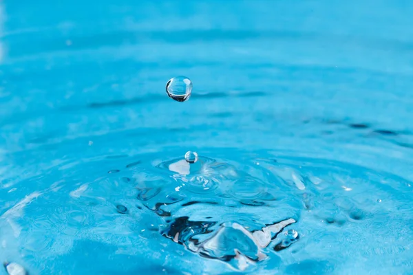 Sluiten Van Waterdruppel Vallen Water Met Rimpelingen Kopieer Ruimte Blauwe — Stockfoto