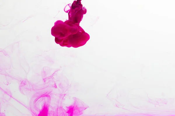 Zavřít Růžový Inkoust Vodě Kopírovacím Prostorem Bílém Pozadí Inkoust Kapalina — Stock fotografie